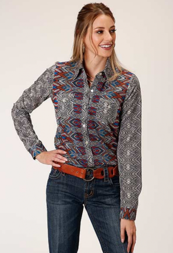 Kemeja dengan motif tribal yang mencolok